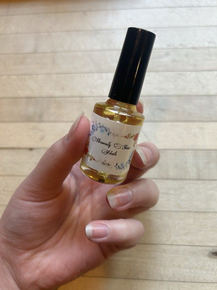 15ml Serum, Made With All Organic Ingredients To Grow And Strengthen Your Nails.