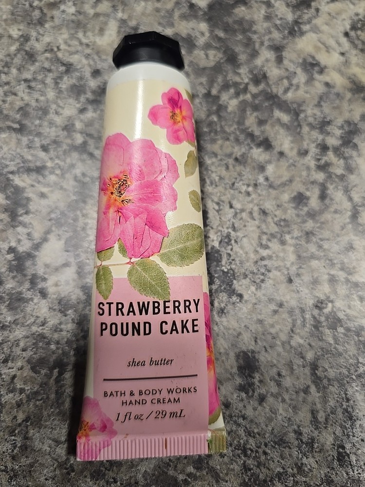 BATH AND BODY WORKS HAND CREAM – STRAWBERRY POUND CAKE NEW