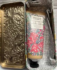 WILLIAM MORRIS BERGAMOT &VETIVER HAND CREAM IN COLLECTIBLE GINGED TIN 3.38FLOZ