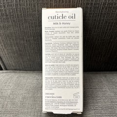 Cuccio Naturale Revitalizing Roll-On Cuticle Oil Milk & Honey 10 ml