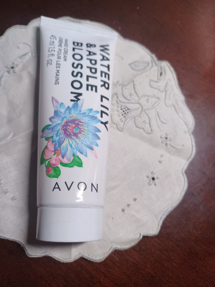 Avon Water Lily & Apple Blossom Travel Size Hand Cream – 1.5 oz. (Bin W)