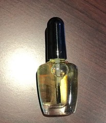 2 X BOTTLE OF 0.5 OZ CUTICLE OIL BY EARTH THERAPEUTICS NEW NO LEBAL