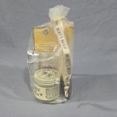 Burt’s Bees Hand Repair Gift Set New in Gift Bag