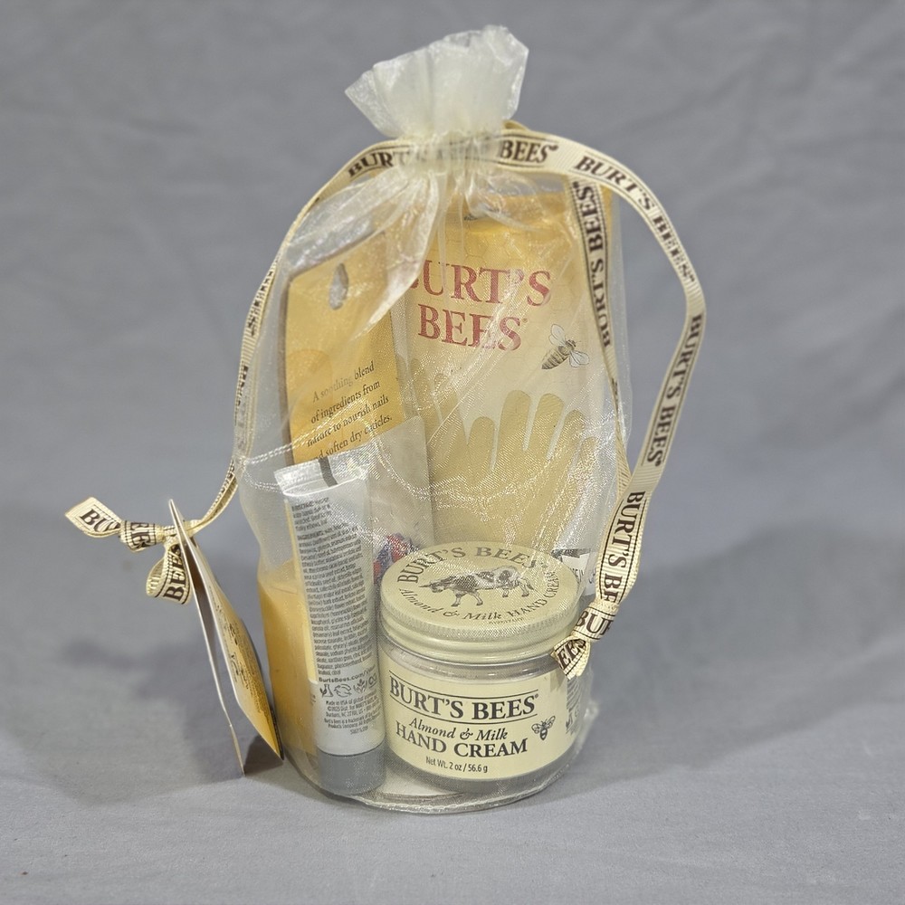 Burt’s Bees Hand Repair Gift Set New in Gift Bag